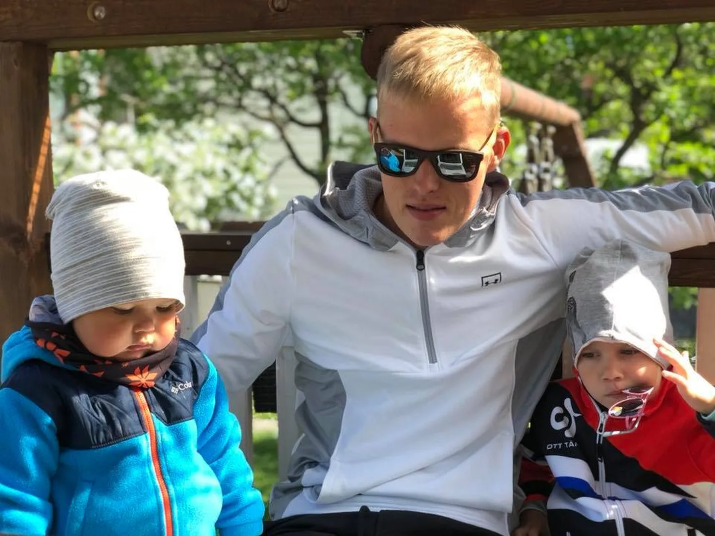 Ott Tänak kodus koos lastega rallit vaatamas.