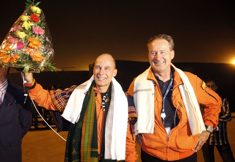 Bertrand Piccard (vasakul) ja 63-aastane Andre Borschberg eile pärast Ahmedabadis maandumist. Foto: SCANPIX