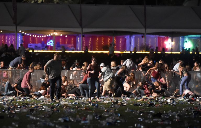 Las vegase festivalil toimus tulistamine, pildil põgenevad inimesed