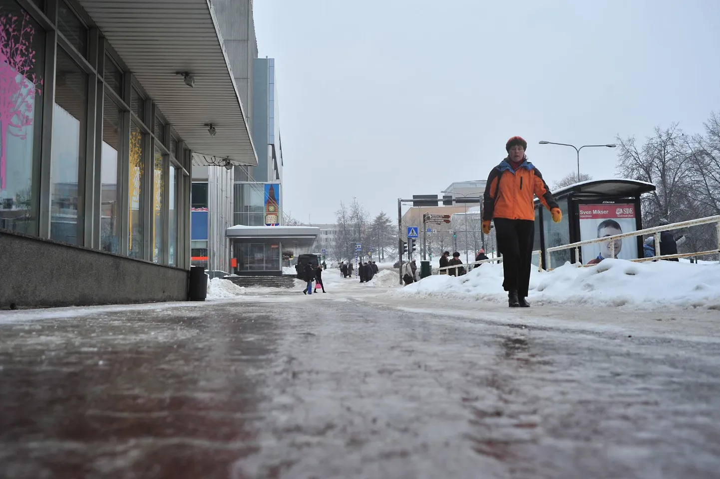 Libedus sunnib inimesi ettevaatlikkusele, tänavapuhastajaid aga kibedalt tööle.