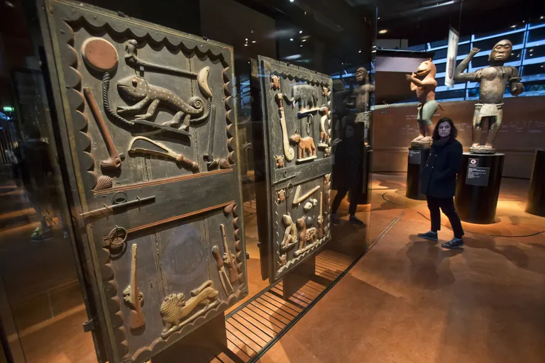 Tagastatavad skulptuurid Pariisi Quai Branly muuseumis.