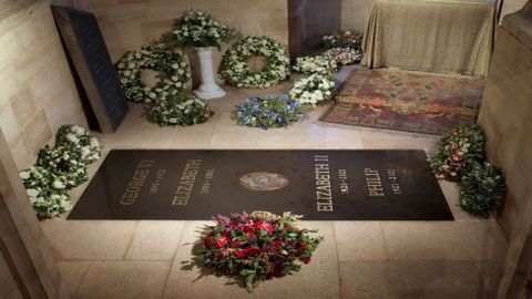 Опубликоввно первое фото надгробной плиты на могиле Елизаветы II