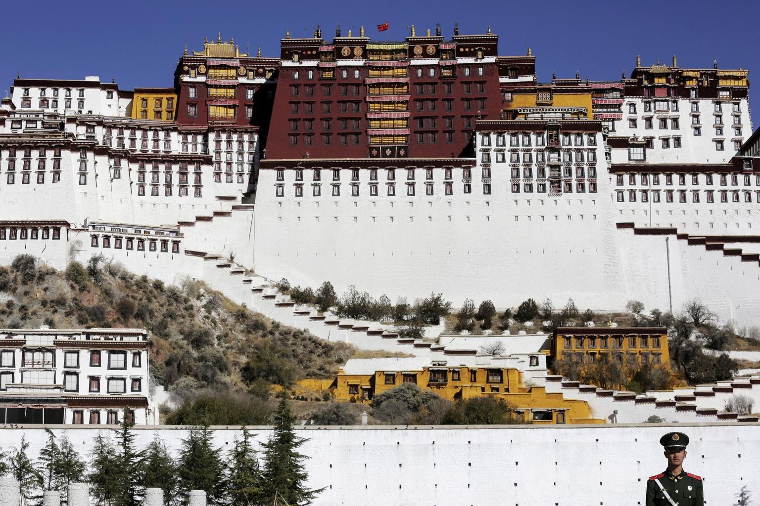 Hiina sõjaväepolitsei valves ajaloolise dalai-laamade residentsi Potala palee ees Lhasas.