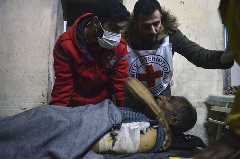 Punase Risti ja Punase Poolkuu parameedik Aleppos vigastada saanut abistamas