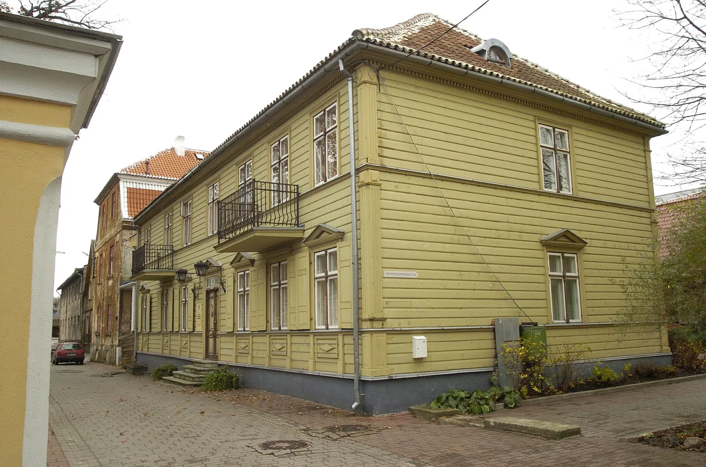 Seda Uus tn 5 asuvat maja on aasta otsa müüa proovitud.