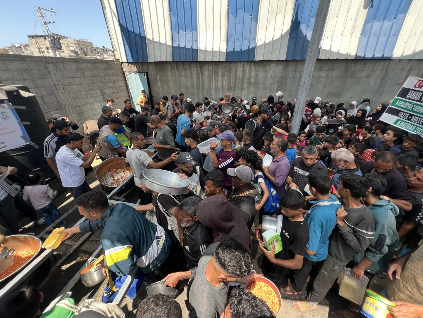 Palestiinlased kogunevad toidupuuduse tõttu heategevusköögis 5. juunil 2025 Nusairat's Gazas. ÜRO hoiatab näljahäda eest, kuna Iisrael sulges piiripunktid märtsis 2025.