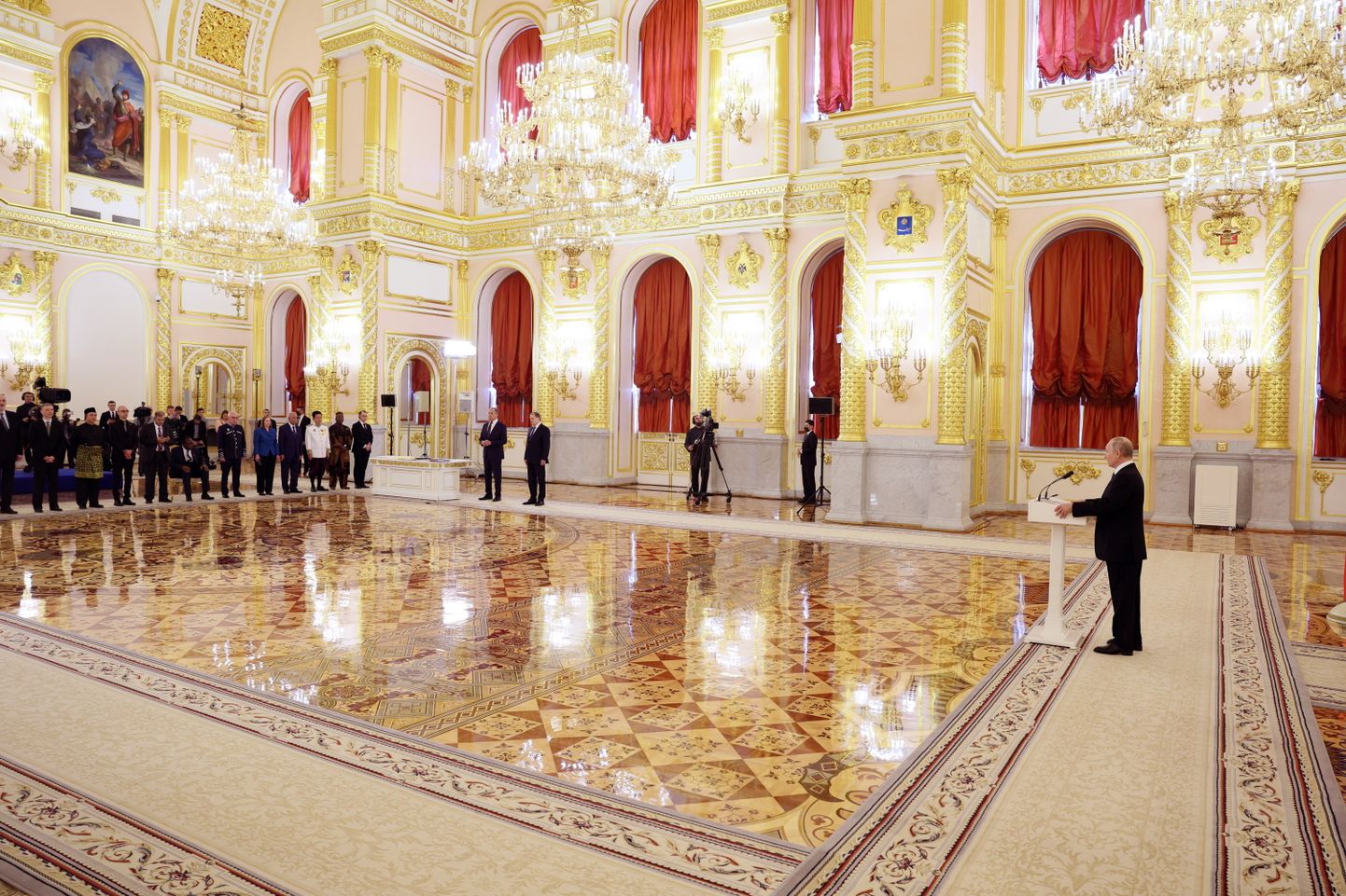 Vladimir Putin pidamas kõnet 17 uuele suursaadikule 5. aprillil 2023 Kremlis.