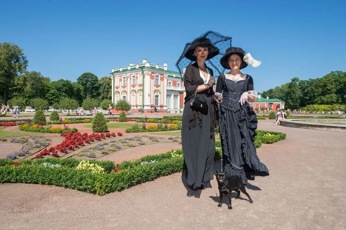 Работники Кадриоргского музея, встречавшие гостей праздника в образе Черной Дамы, казались ожившими силуэтами художницы Эвелине фон Майдель, выставка которой открыта сейчас во дворце.