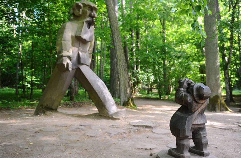 Skulptūras - Sprīdītis un Lutausis Tērvetes dabas parkā.