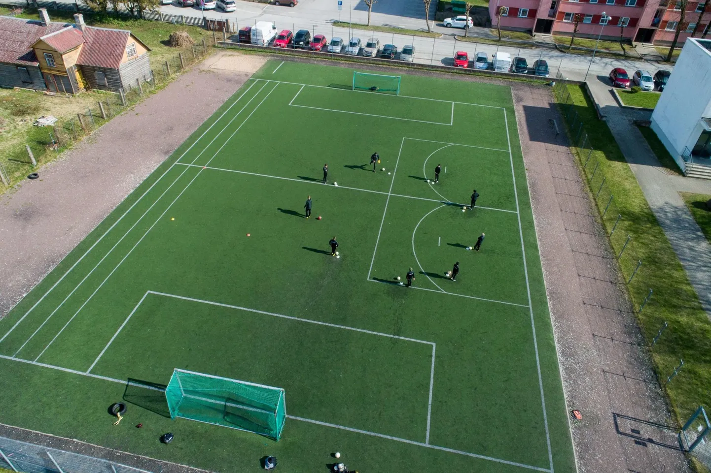 Spordiklubid alustasid peale karantiini treeninguid: Tarva jalgpallurid harjutasid reeglitest kinni pidades täna juba usinalt.