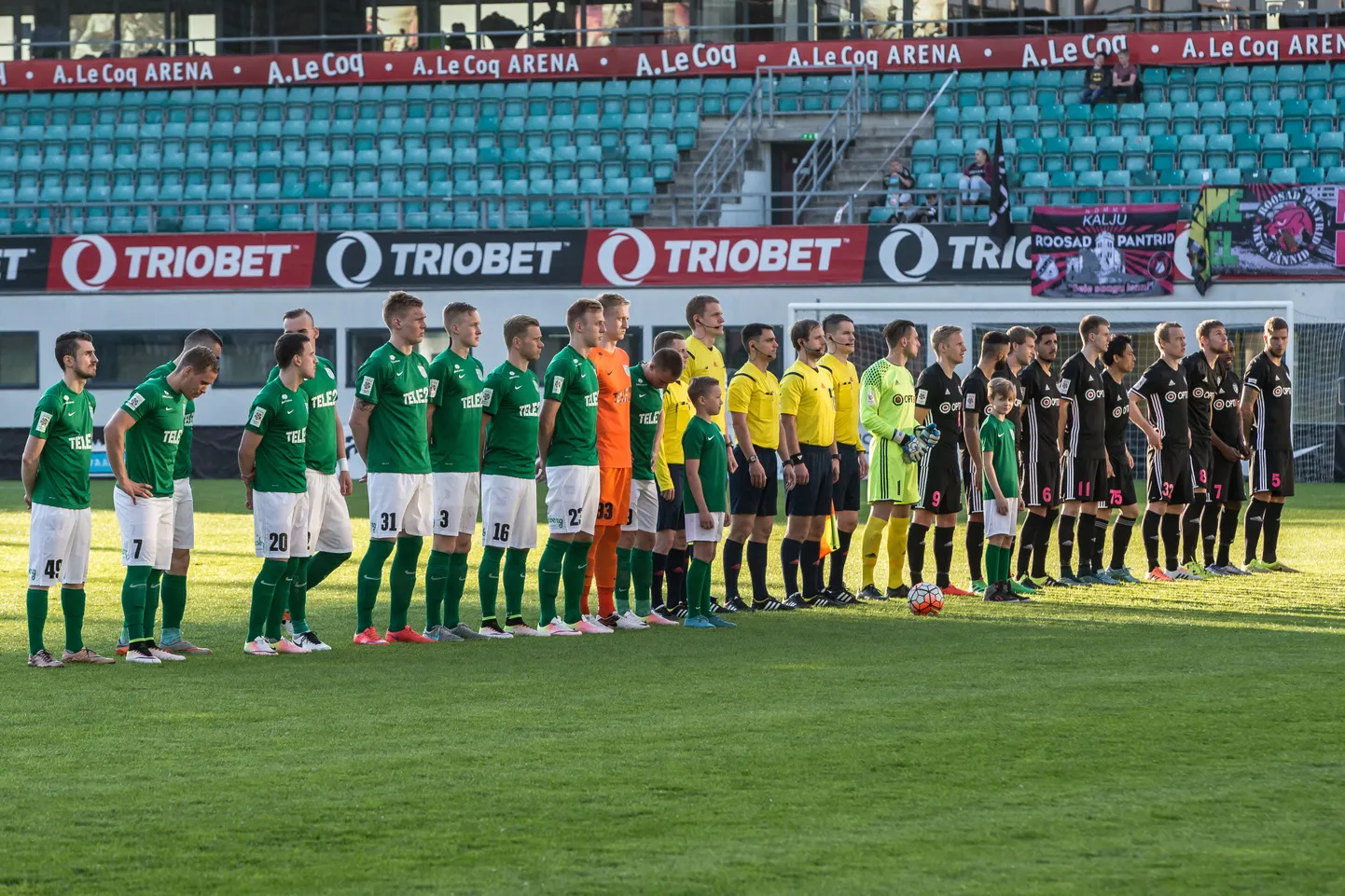 Nõmme Kalju (mustades vormides) kohtumises Floraga.
