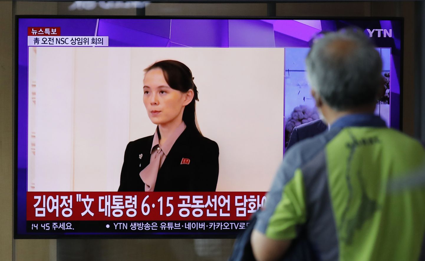 Lõunakorealane vaatab Souli raudtejaamas uudiseid, kus näidatakse Kim Jong-uni õde Kim Yo-jongi 17. juuni 2020.