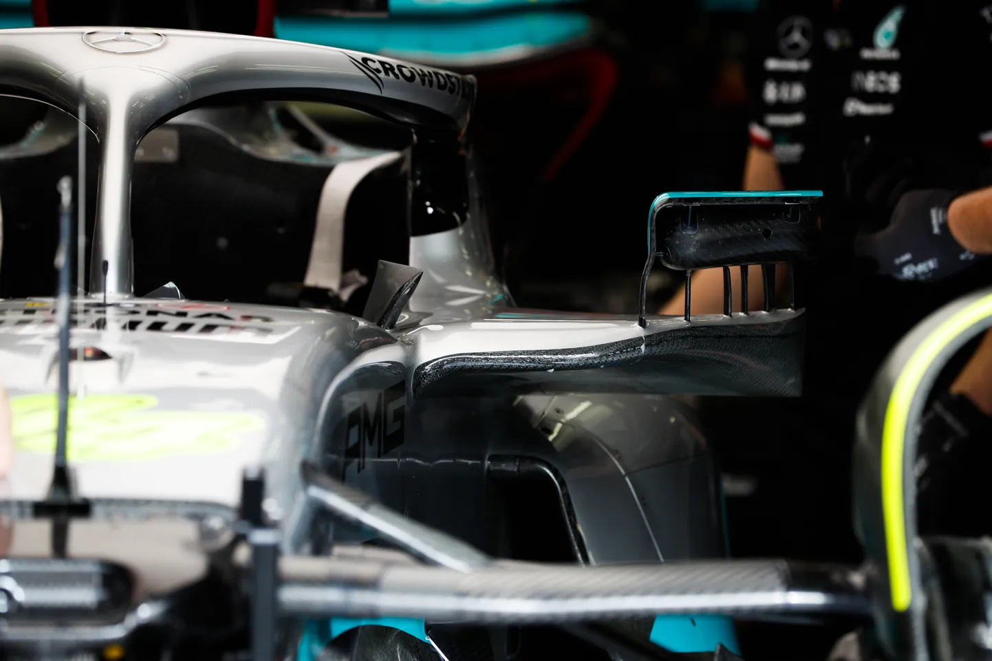 Mercedese tahavaatepeegli juures olevad süsinikkiust ribad, mida Ferrari tiimiboss Mattia Binotto peab ebaseaduslikeks.
