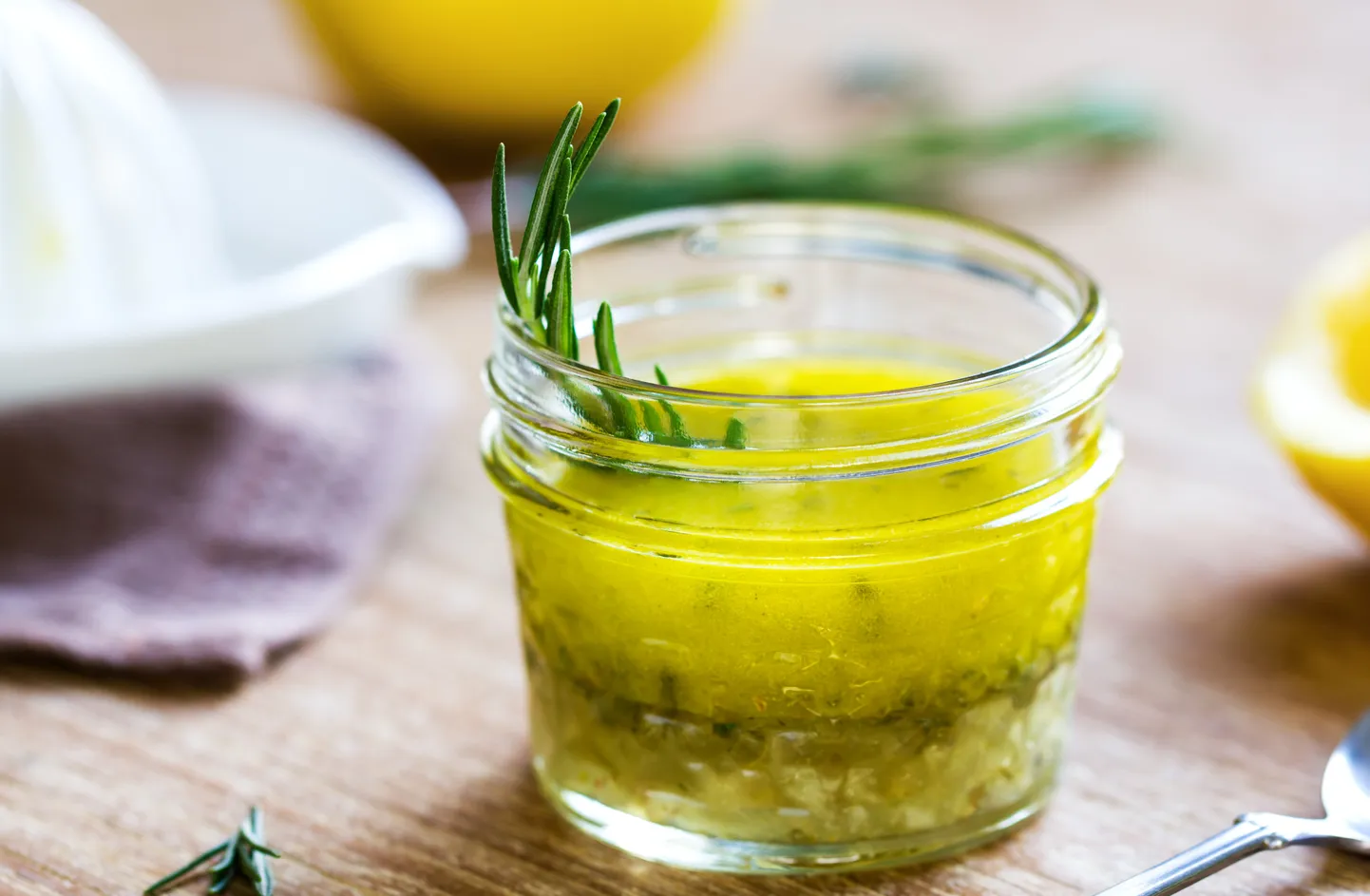 Saulainā mērce salātiem ar citronu, rozmarīnu, medu un sinepēm