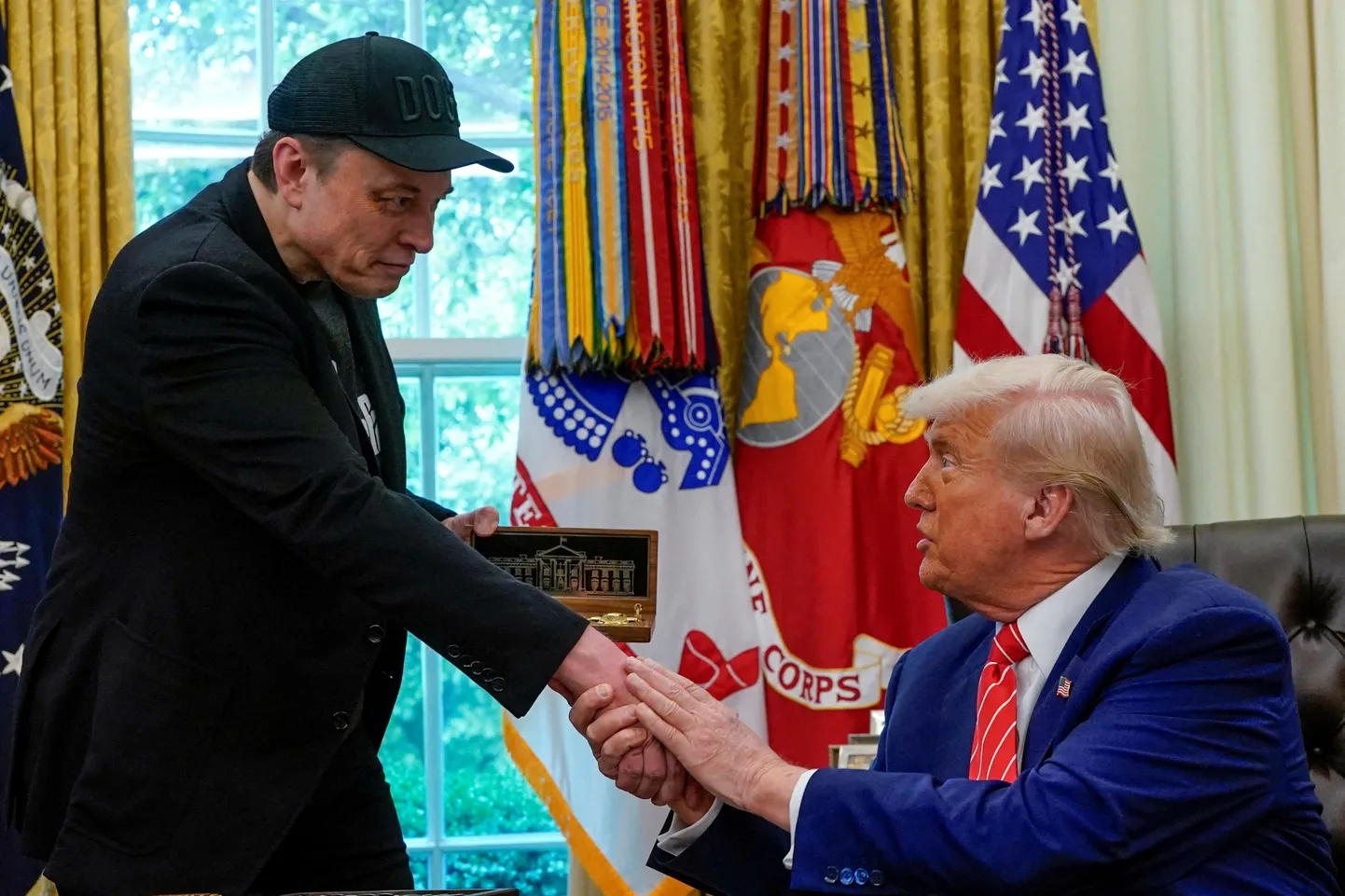 Maailma esijõukur Elon Musk sai USA presidendilt Donald Trumpilt 30. mail 2025 Valges Majas Ovaalkabinetis lahkumiskingituseks kuldse võtme. Nüüdseks on kaks meest avalikus sõnasõjas