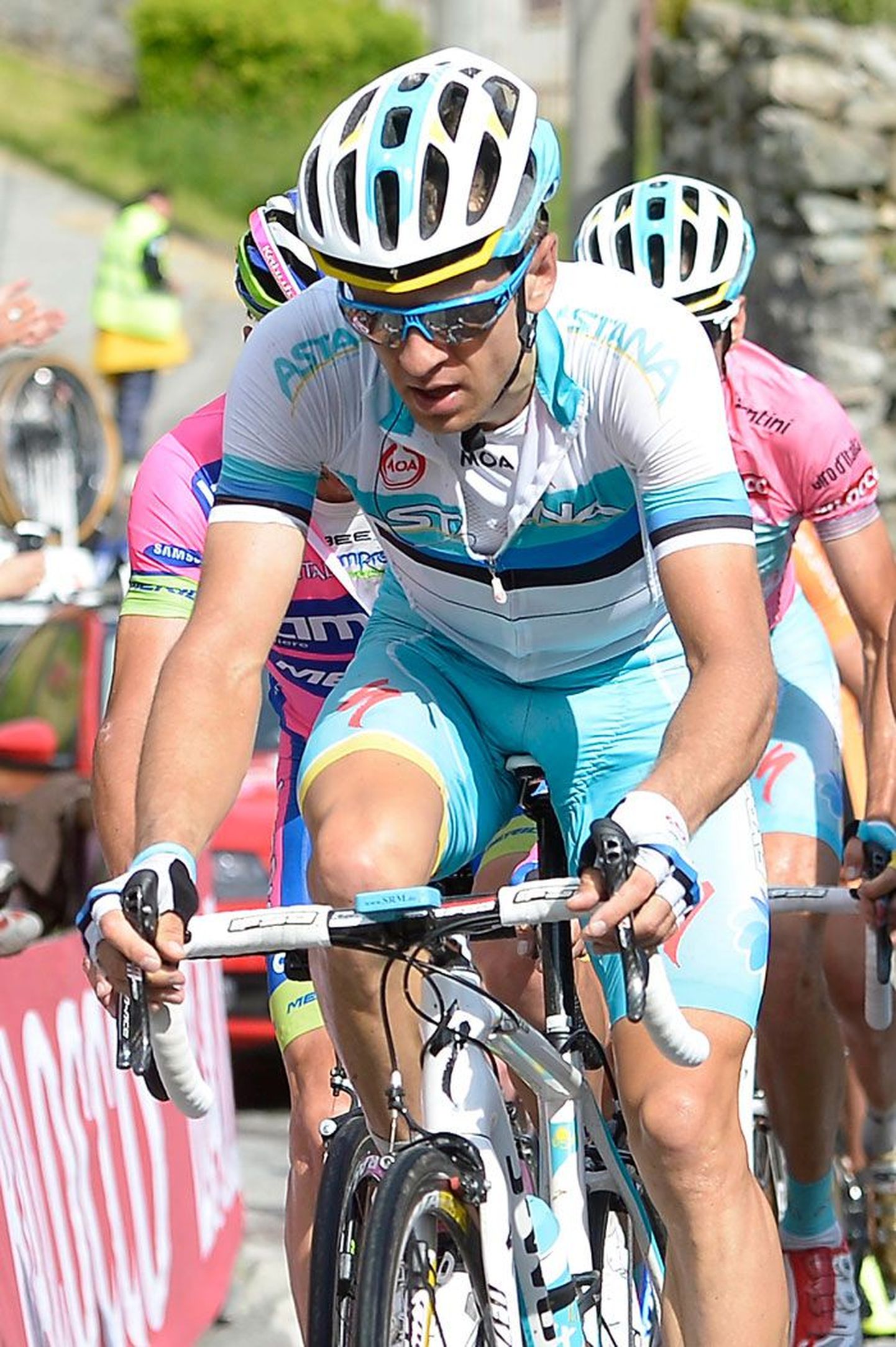 Tanel Kangert ja sinimustvalge särk on olnud pildil peaaegu kõikidel senistel Giro etappidel.