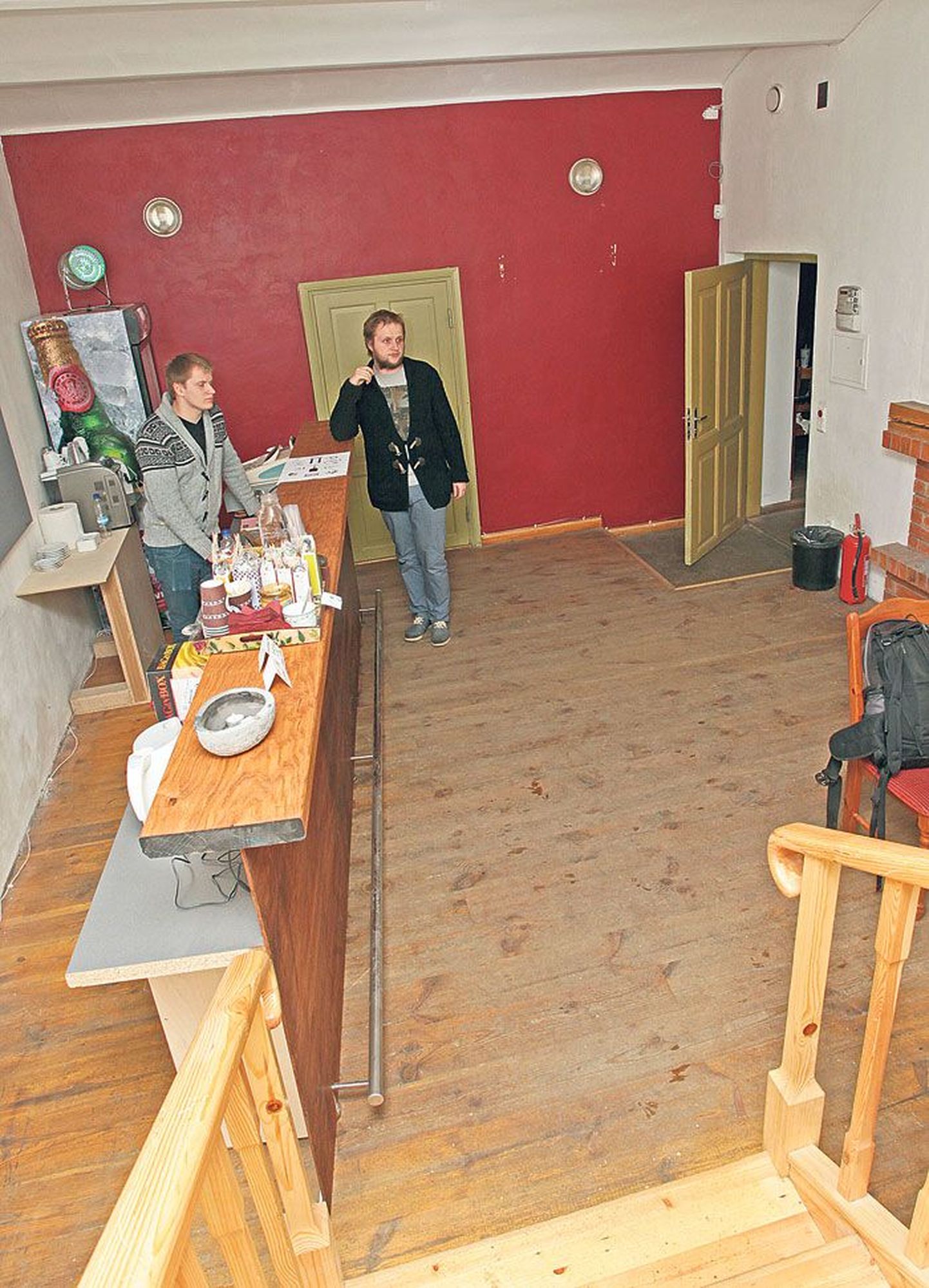 8. veebruaril Tartu kirjandusmajas (Vanemuise 19) avatud kultuurilokaali Arhiiv baarileti juures räägivad oma kavatsustest Juhan Kari (vasakult) ja Villem Varik. Seintel on Edgar Tedresaare maalid. Sisustus ei ole veel lõplikult valmis.