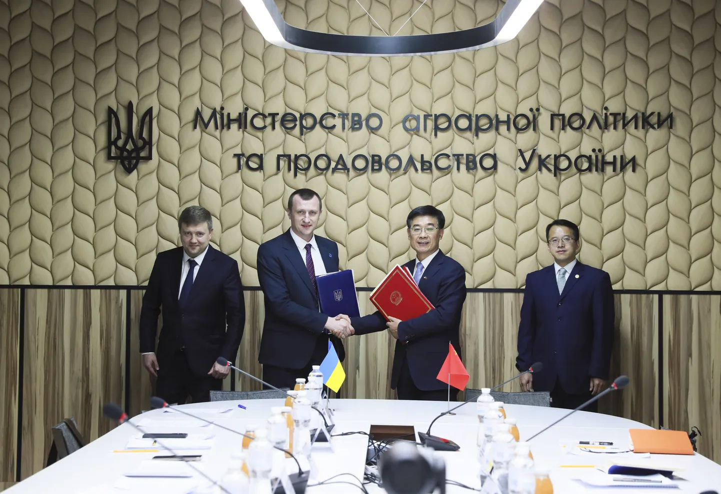 Hiina suursaadik Ma Shengkun (paremalt teine) kätlemas Ukraina tarbijakaitseameti juhi Serhii Tkašukiga. Foto on illustreeriv.