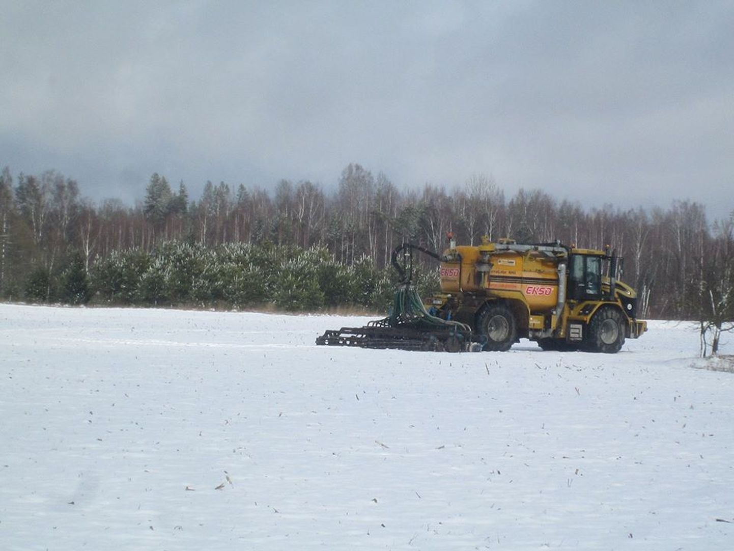 Sõnnikulaotustehnika on jäetud põllule lume sulamist ootama.