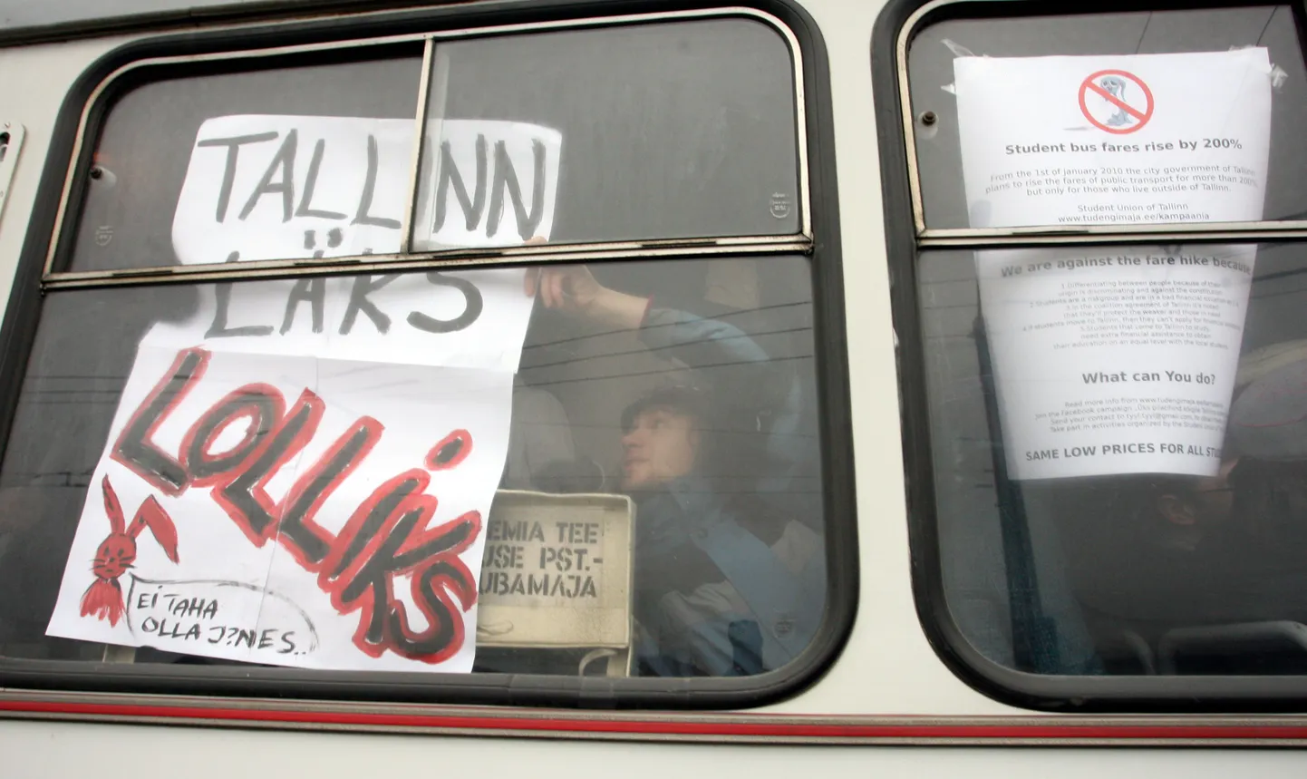Mustamäel trolli 2 ja 3 lõpppeatuses toimus 8. detsembril 2009 tudengite meeleavaldus, et informeerida neid Tallinna linnavalitsuse kavatsusest kaotada ära üliõpilaste sõidusoodustused.