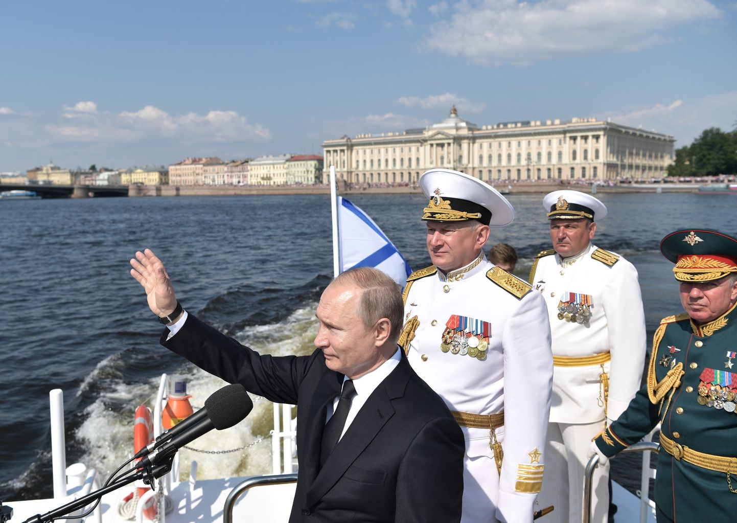 Vene president Vladimir Putin (esiplaanil) pühapäeval Peterburis koos kaitseminister Sergei Šoigu ja mereväe ülema admiral Nikolai Jevmenoviga mereväeparaadi jälgimas.