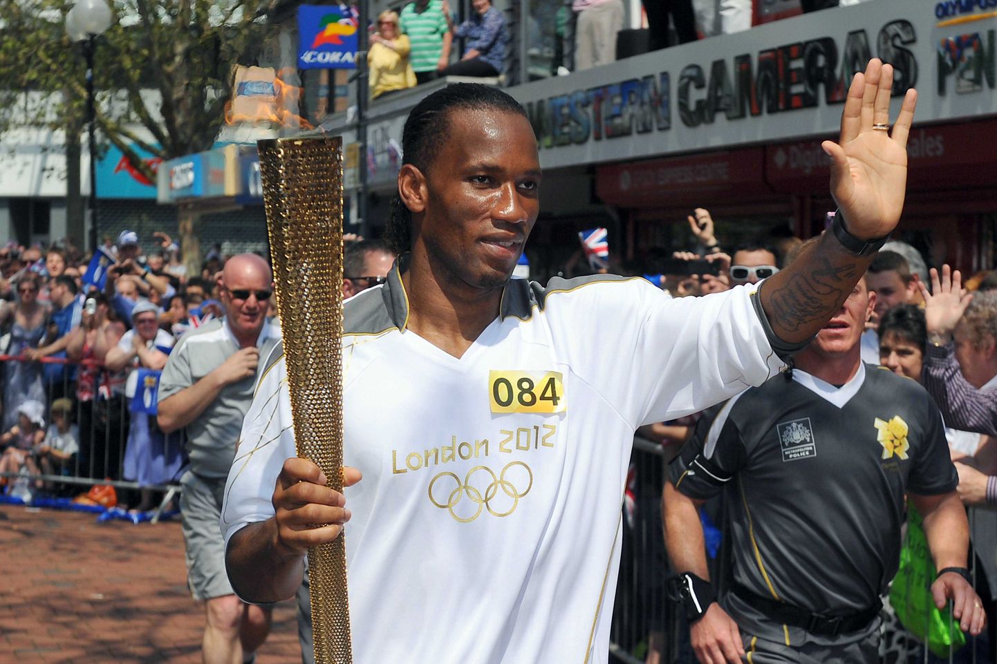 Didier Drogba kandis Swindoni tänavatel olümpiatõrvikut.