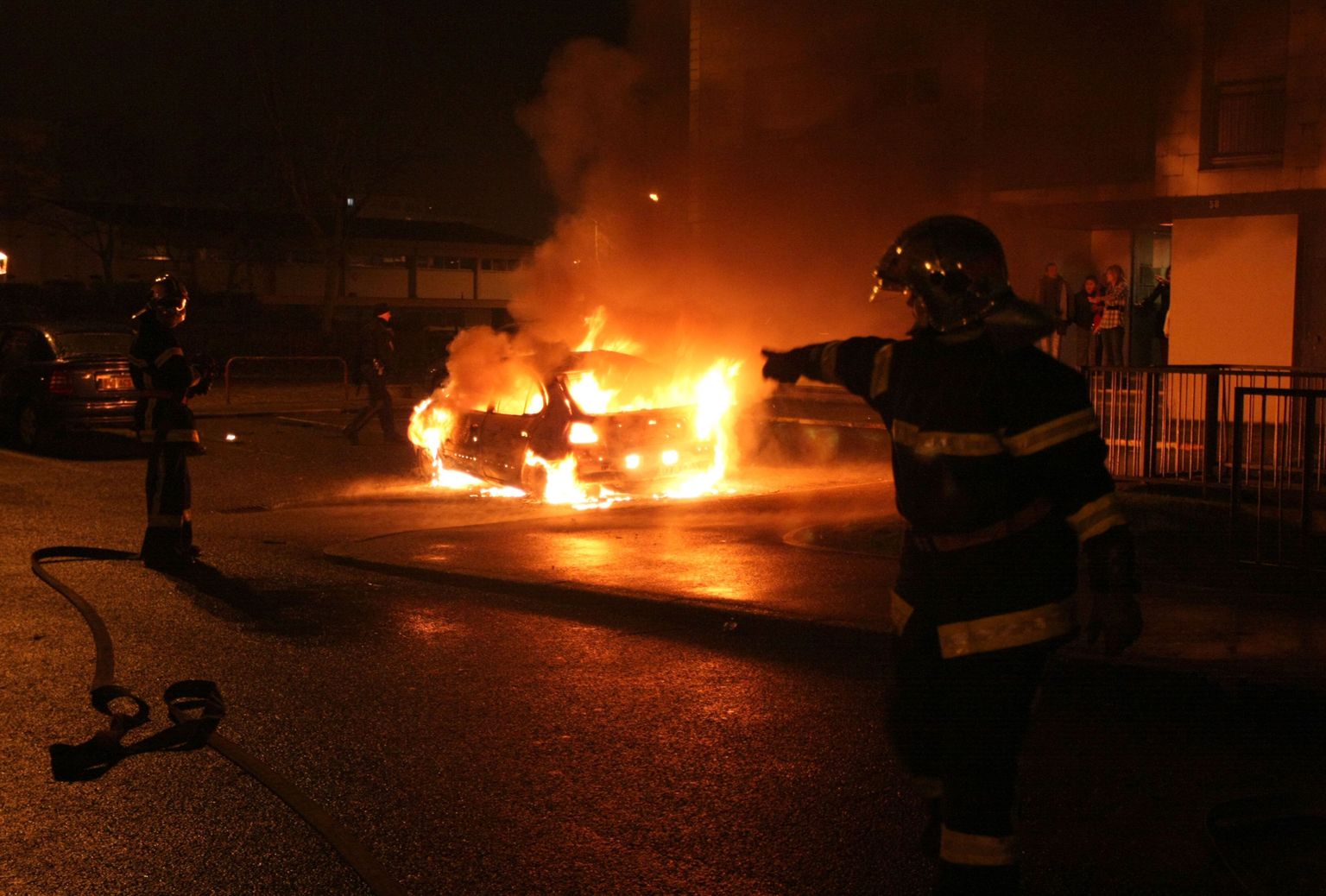 Prantsusmaal põletati üle 1100 auto