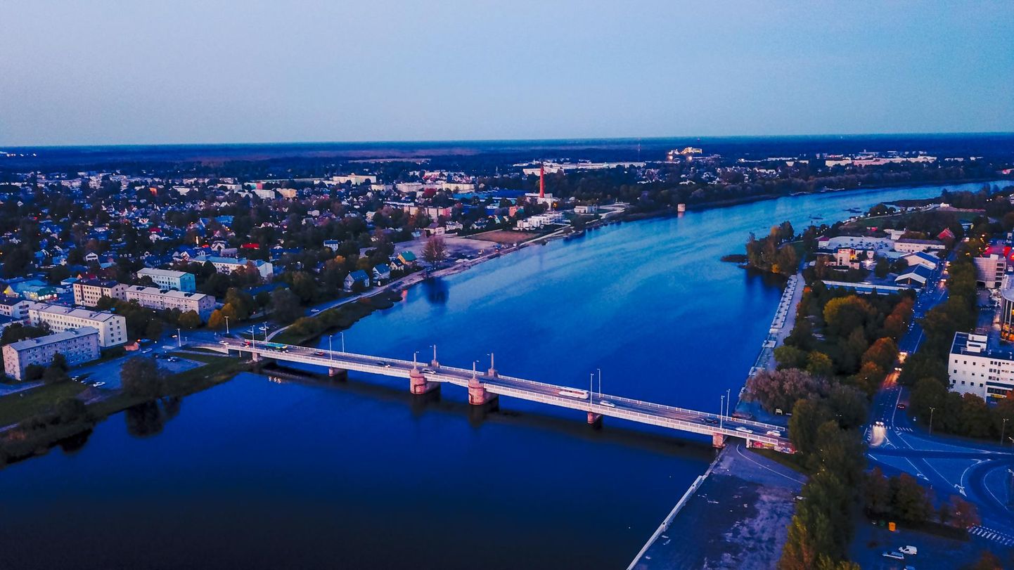 62 aastat tagasi avatud Pärnu Kesklinna sild on oma eelkäijast, Pärnu Suursillast kaks meetrit laiem.