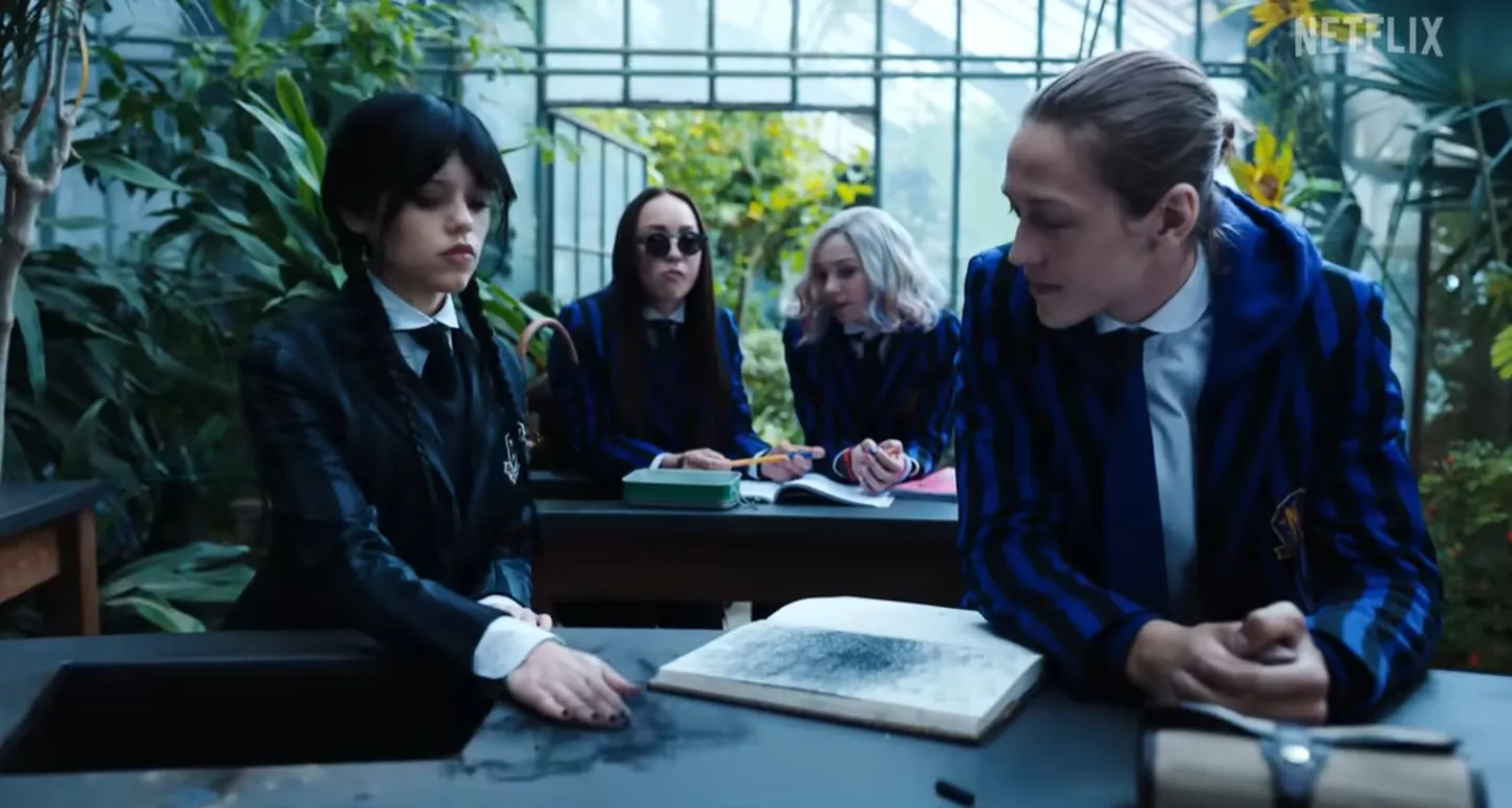 Кадр из сериала "Уэнсдей".