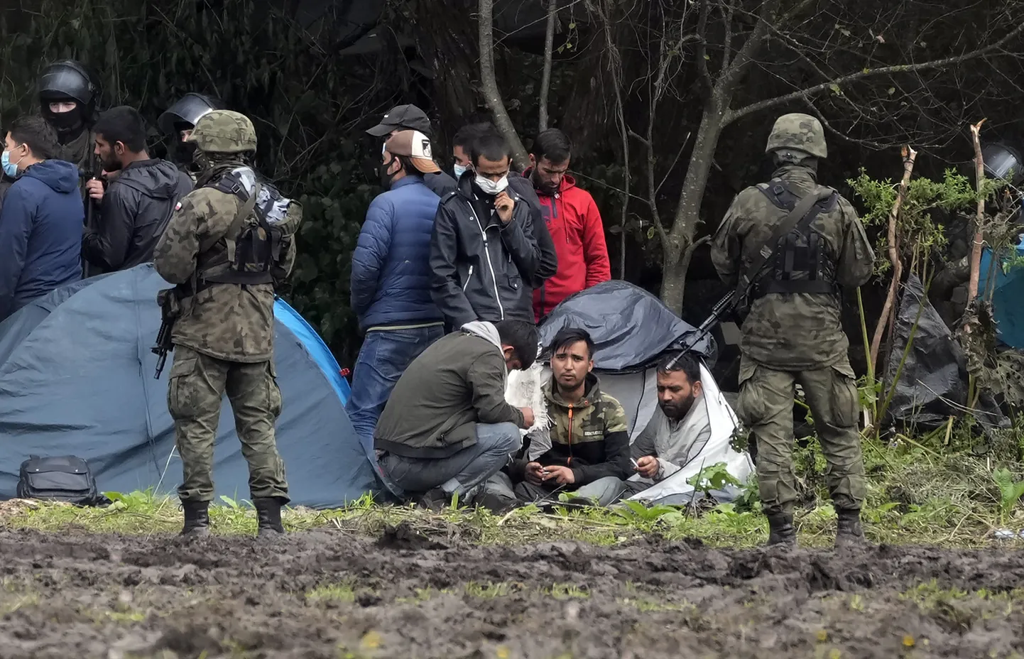 Poola-Valgevene piirile Usnarz Górny piirkonda jäänud migrandid.