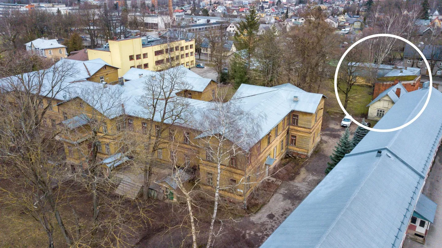 Staadioni 48 puithoone haarab pildist lõviosa. Staadioni 50 on pildi paremas nurgas üleval sõõris, see on mitmest kokkuehitatud hoonest koosnev rajatis puude varjus. All paremal olev massiivne plekk-katusega pikihoone ei ole müüdaval kinnistul.