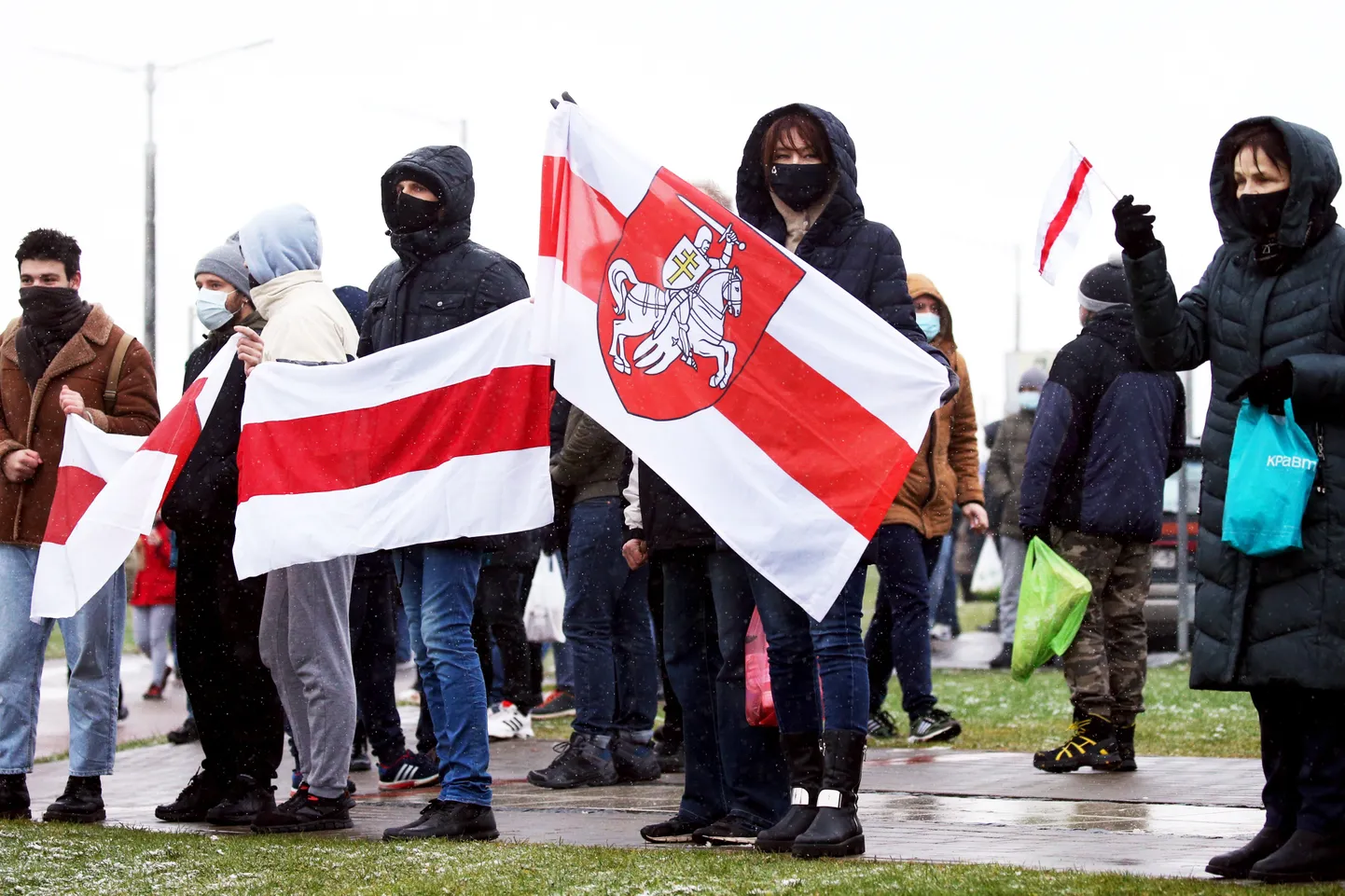 Valgevene opositsiooni meeleavaldajad valgepunavalge trikolooridega.