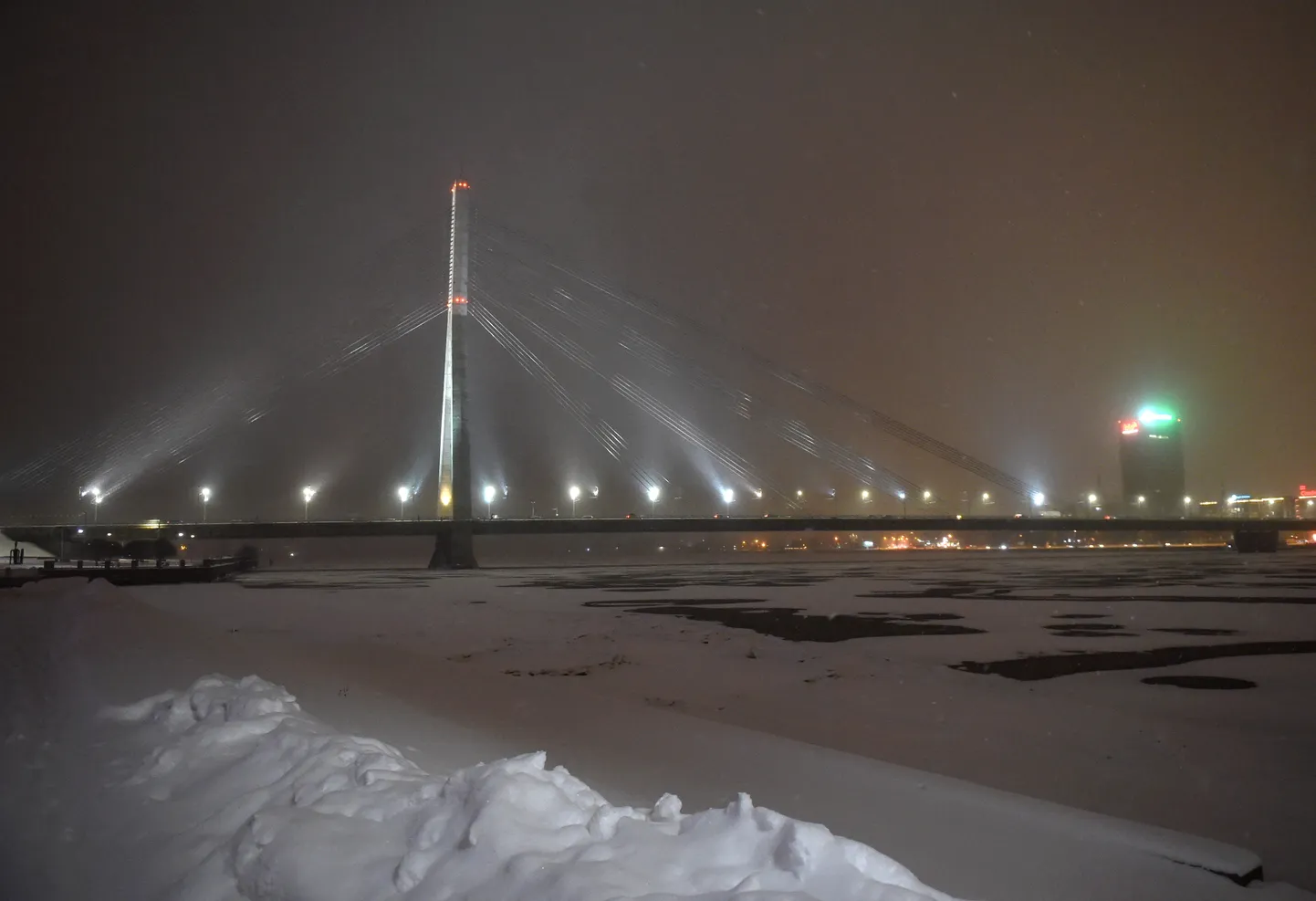 Vanšu tilts pār Daugavu.