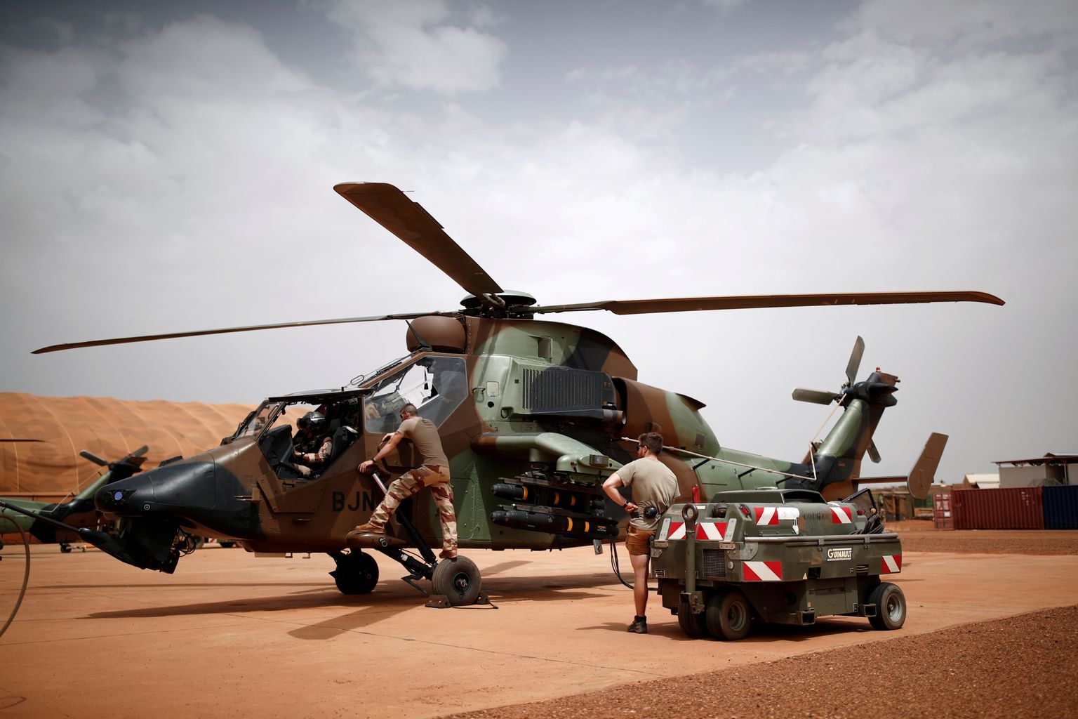 Prantsuse sõjaväelased 1. augustil Malis Gaos asuvas baasis ründehelikopterit Tiger teenindamas.
