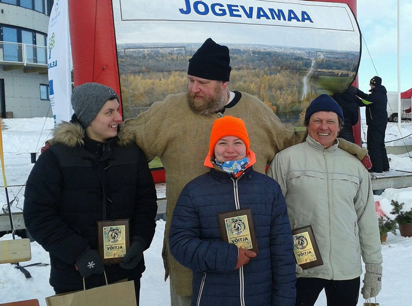 Kaaro (esireas vasakult), Kulla ja Jüri Saatmäe näitasid Kalevipoja uisumaratonil oma konkurentidele kandu.