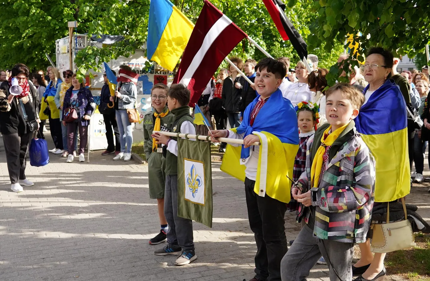 Ukraina sõda, Venemaa kuriteod Ukrainas ning Ukraina kultuur laiemalt on Läti avalikkuse tähelepanu all, pildil ukraina rahvarõivaste päeva osalised Riias 18. mail.