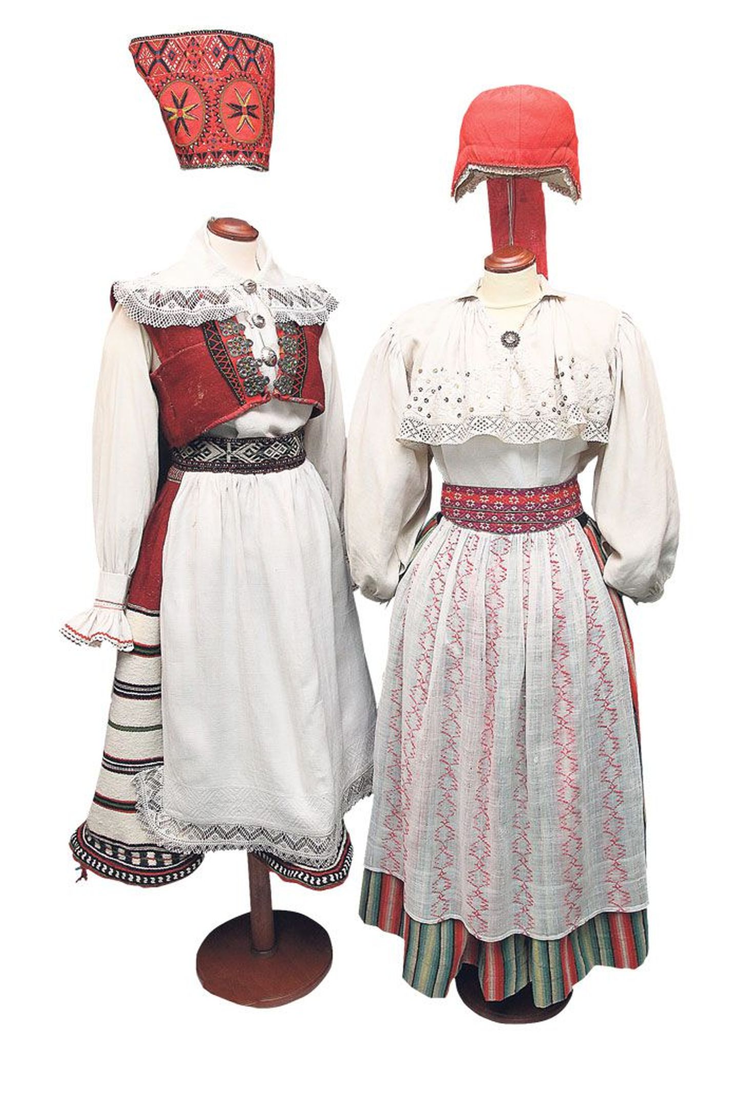 Mustjala naise kostüüm (vasakul) ja Kadrina naise kostüüm, seelik ootamatu triibukombinatsiooniga.