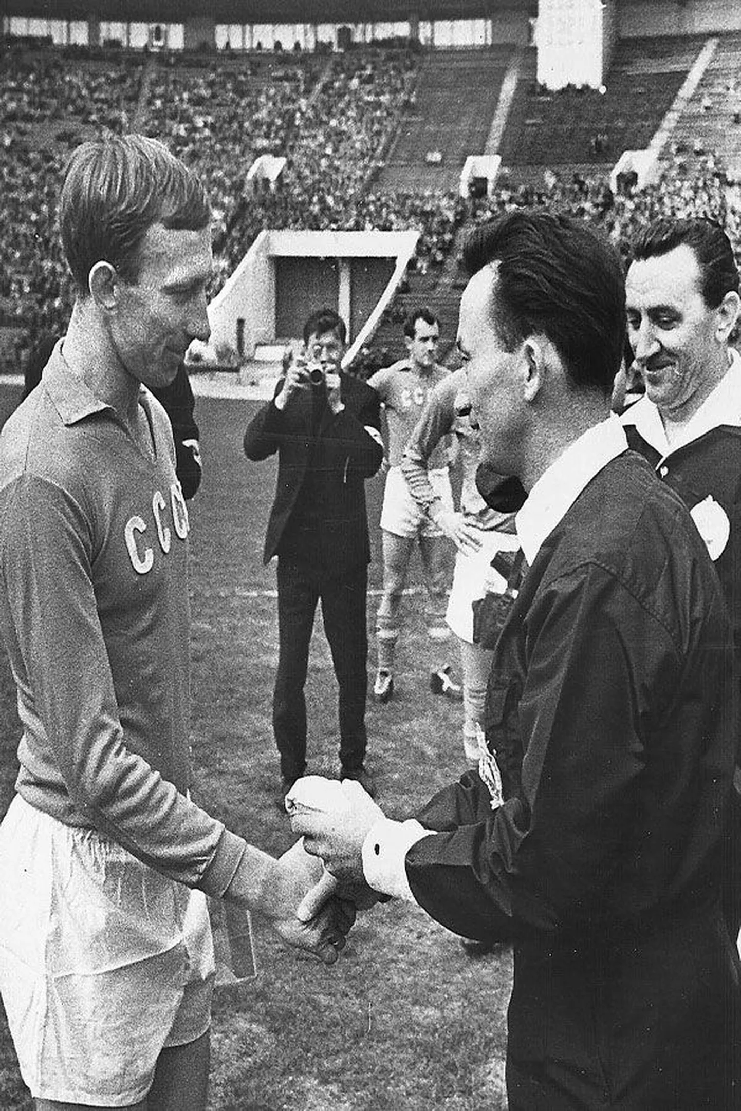 Полузащитник Игорь Нетто (слева) получил звание олимпийского чемпиона в 1956 году, будучи капитаном футбольной сборной Советского Союза.