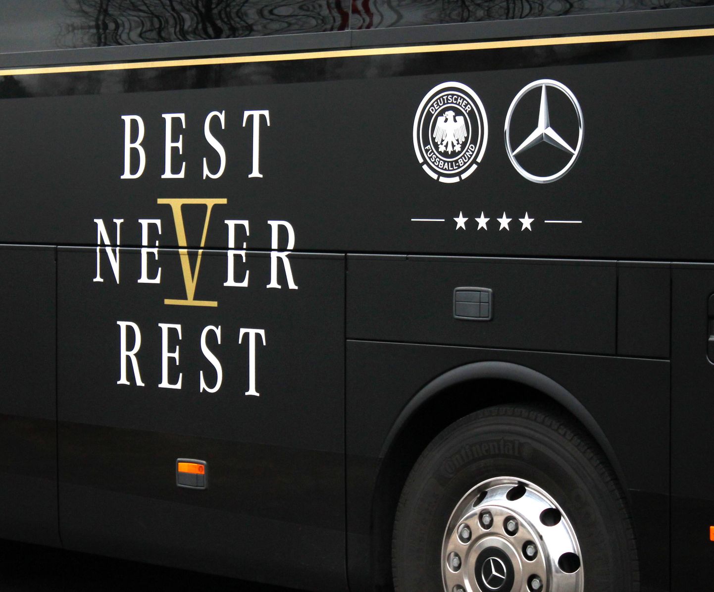 Saksamaa jalgpallikoondise bussi ehib maailmameistrile kohane kiri.