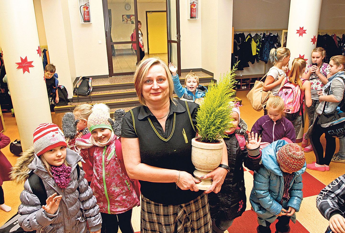 Ilmatsalu kooli direktor Anu Köidam sõitis eile kohe, kui oli saanud teada uudise oma kooli parimaks väärtuskasvatuse kooliks kuulutamisest, koolimajja, et seal kõigiga oma rõõmu jagada.