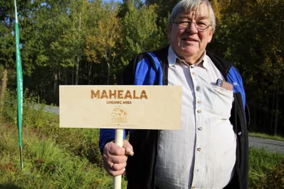 Esimene maheala tähistav silt paigaldati septembri lõpus Harjumaale Saidafarmi, fotol peremees Juhan Särgava.