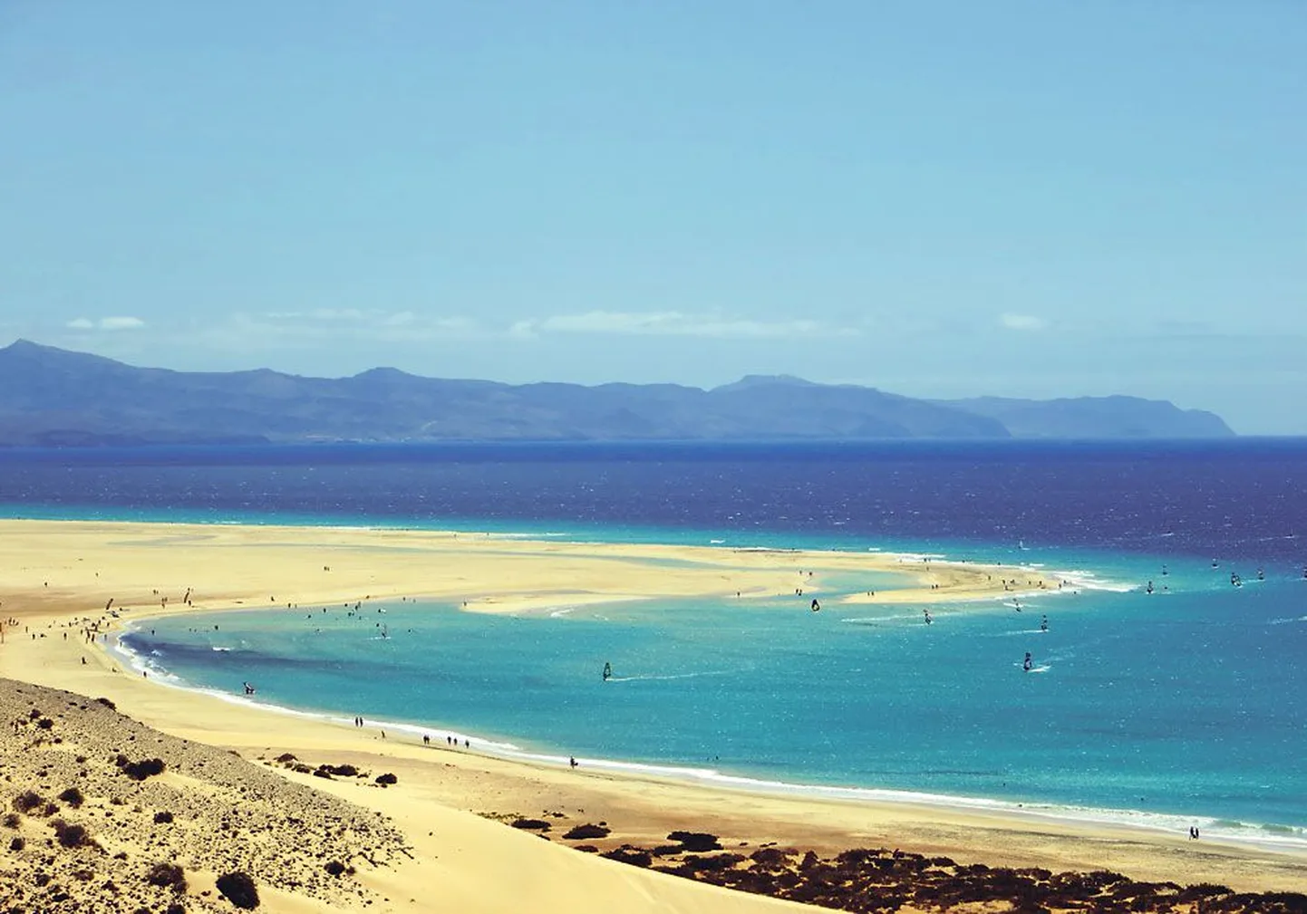 Протяженность песчаного пляжа Сотавенто – девять километров, это место поистине настоящая Мекка для серферов всего мира.