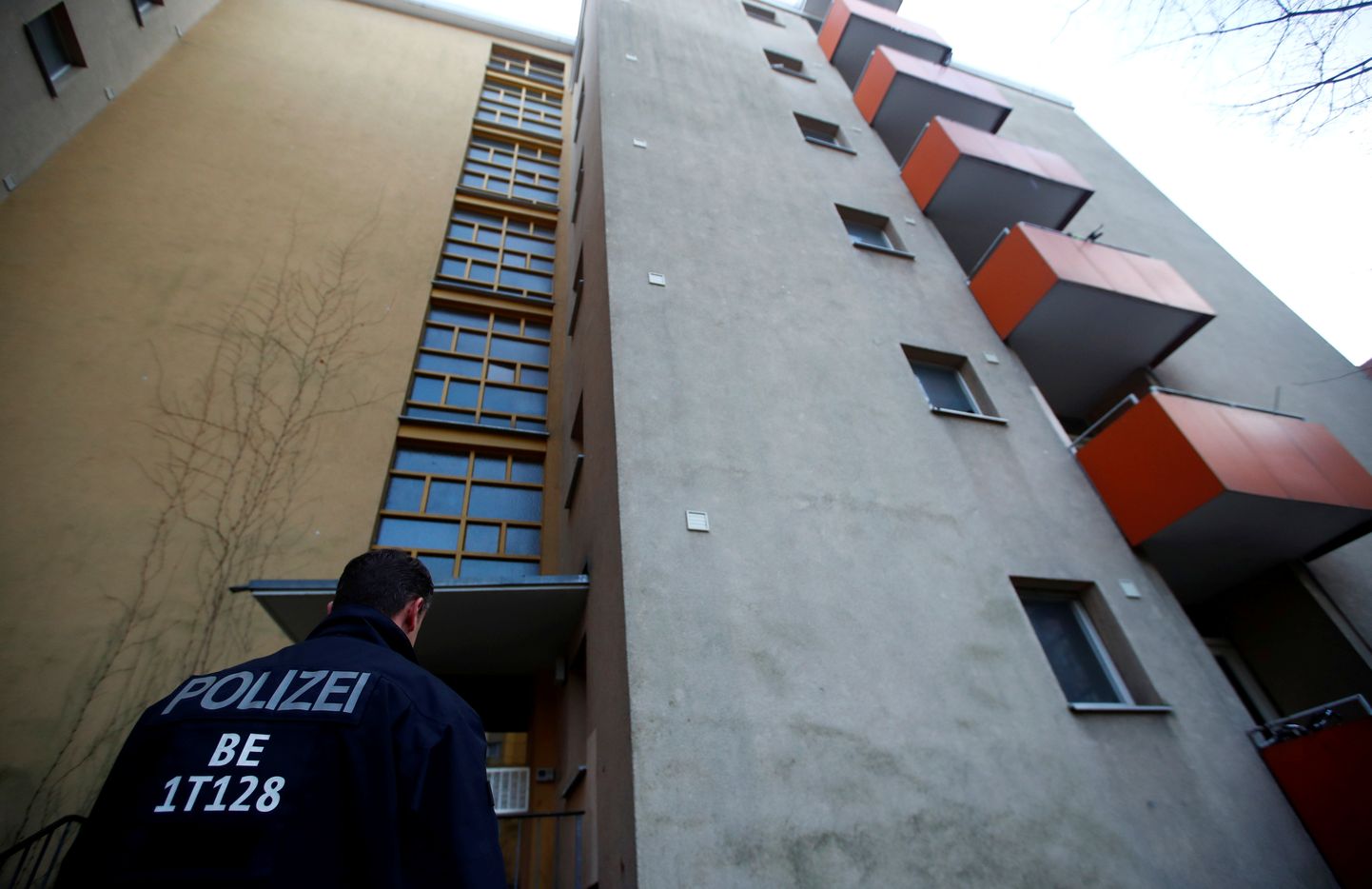 Politsei Berliini kortermaja ees, kus islamistliku rünnaku kavandamises kahtlustatav süürlane elas.