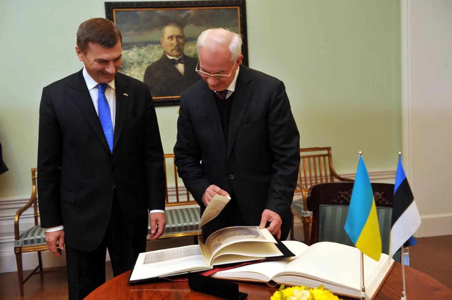 Eestit väisav Ukraina peaminister Mykola Azarov sai eile Andrus Ansipilt kingituseks raamatu, millesse muu hulgas on koondatud koopiad tema sugupuud ja esivanemaid puudutavatest arhiivimaterjalidest.