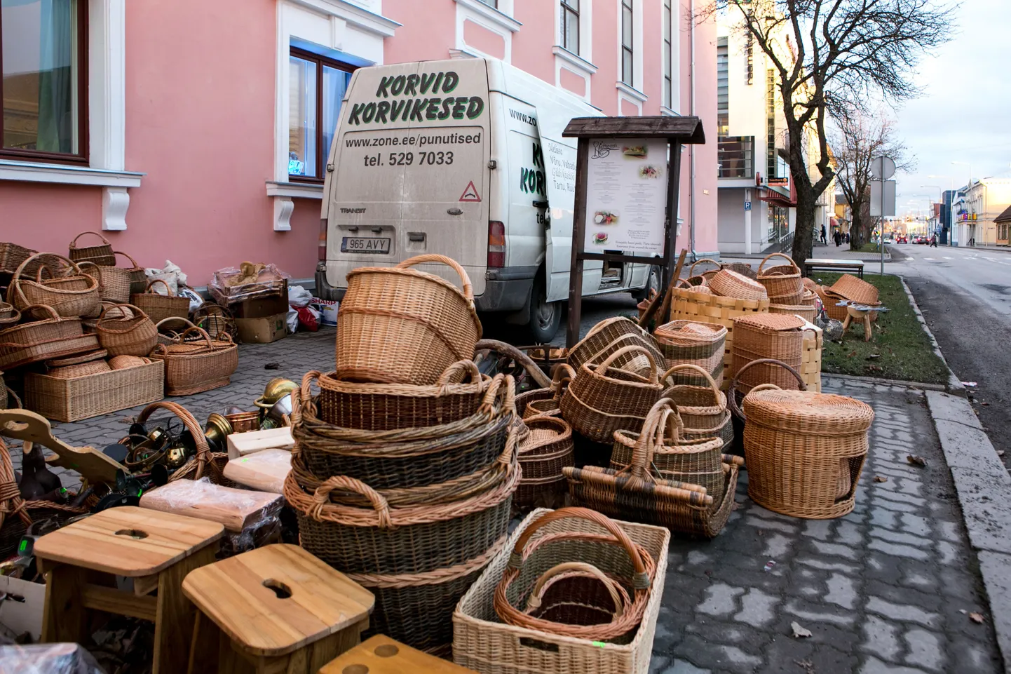 Meistrid pakuvad oma kaupa nii Sakala keskuse sees kui ees.