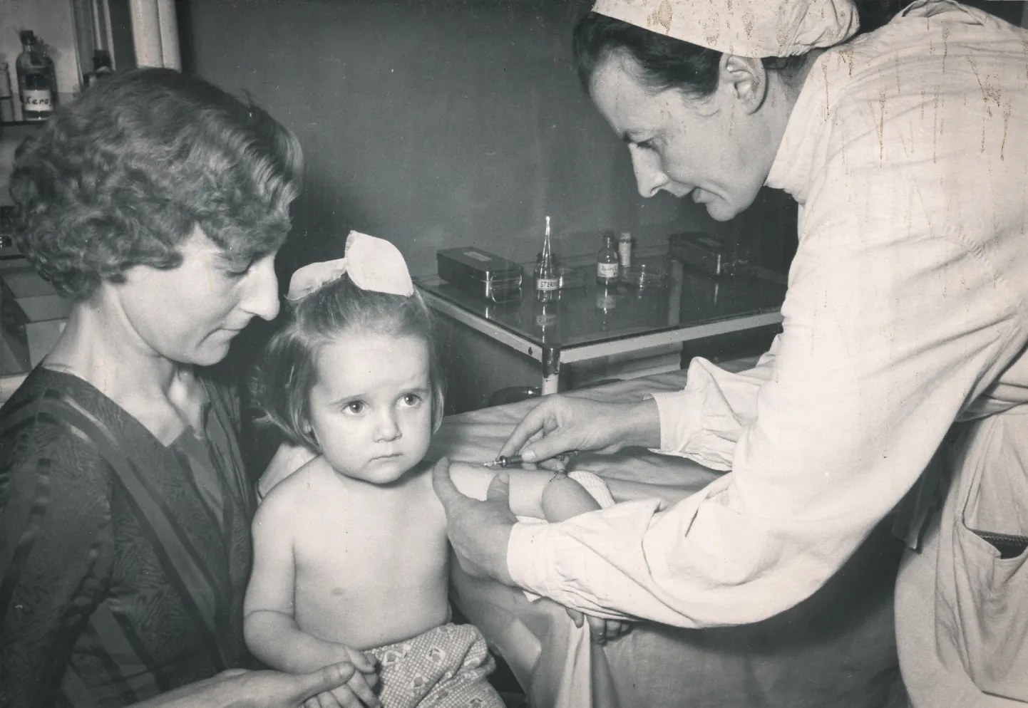 HAIGUSELE VASTU: Kaitsesüstimine Tartu lastepolikliinikus 1960. aastate alguses.
