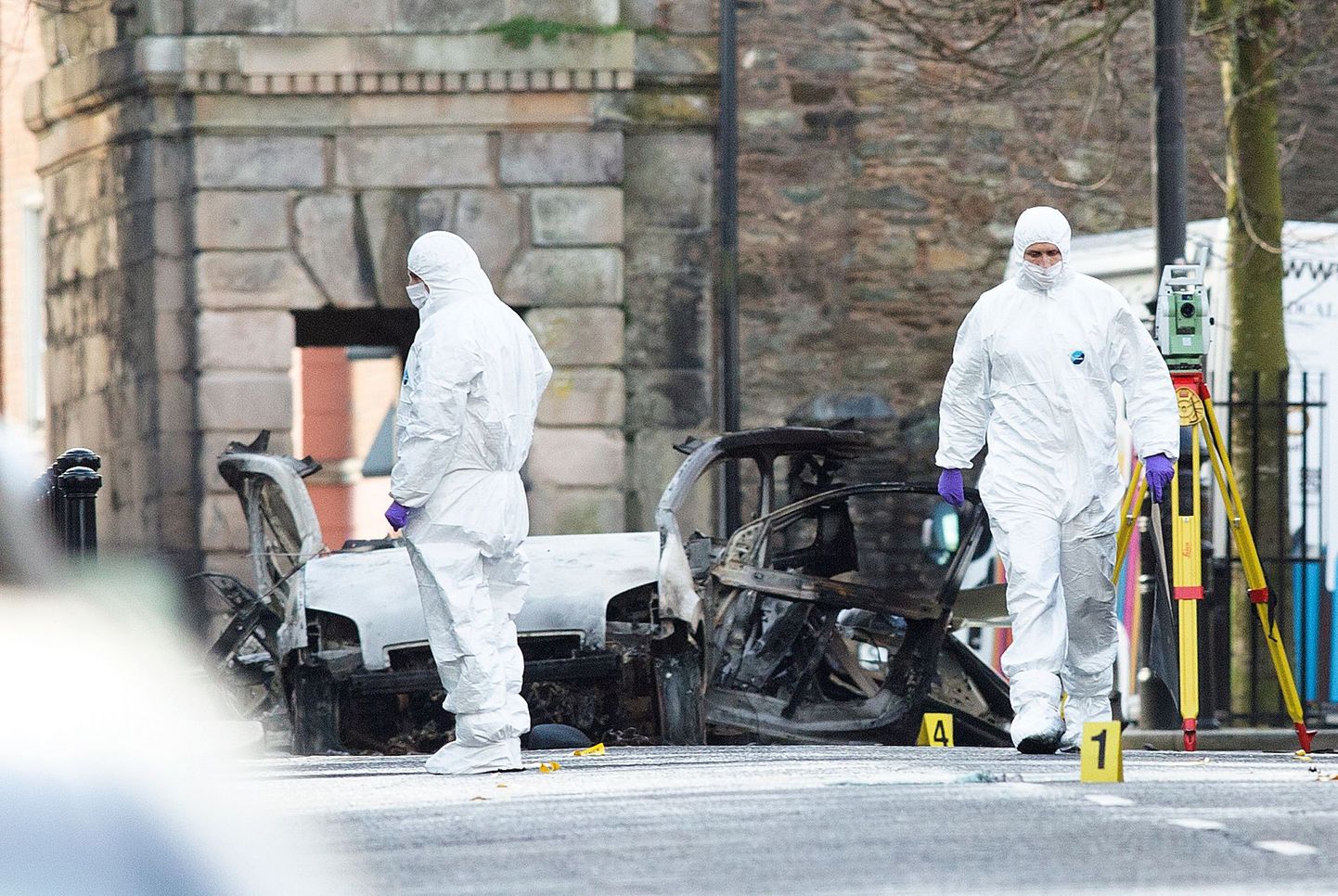 Policijas eksperti pie uzspridzinātās automašīnas Deri, Ziemeļīrijā, 2019. gada 19. janvārī