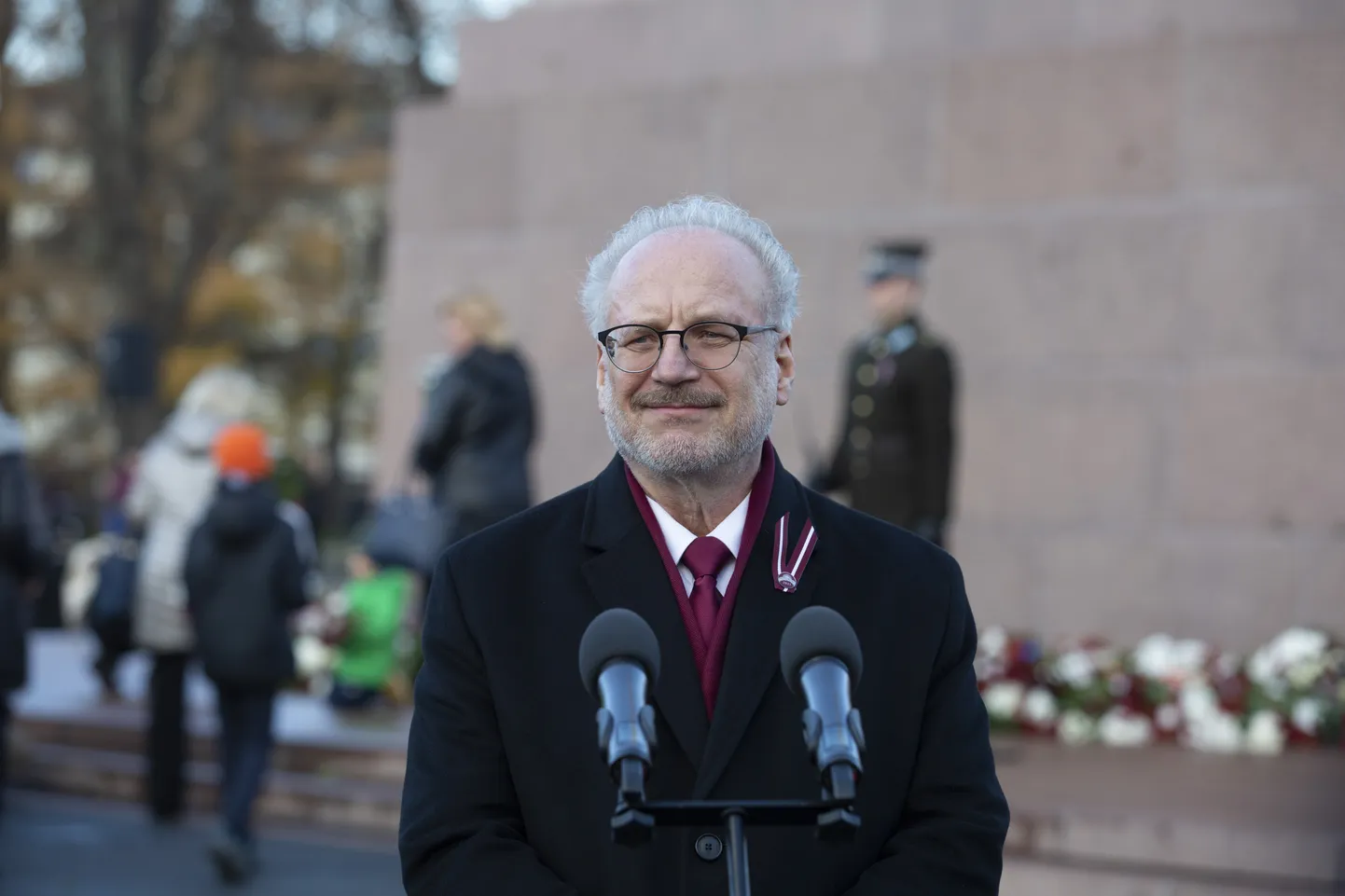 Valsts prezidents Egils Levits pirms Latvijas Republikas proklamēšanas 103.gadadienai veltītās Latvijas un tās sabiedroto bruņoto spēku parādes pie Brīvības pieminekļa.