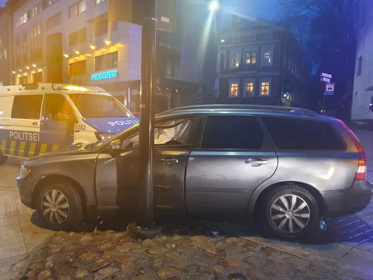 Volvo juht sõitis kesklinnas vastu posti.