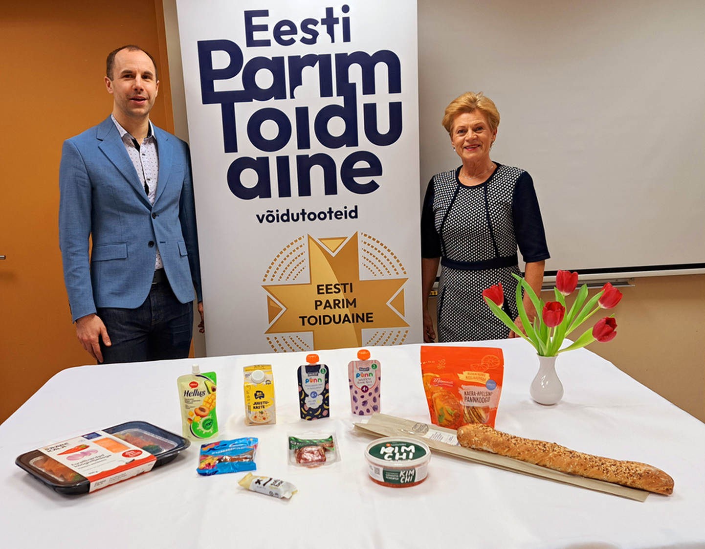 Eesti parima toiduaine konkursi võitjate hulgas oli esialgu ka Rakvere trühvlisalaami (laual keskel), kuid hiljem tulemusi korrigeeriti. Vasakul on hindamiskomisjoni esimees toiduteadlane Rain Kuldjärv, paremal toiduliidu juht Sirje Potisepp.